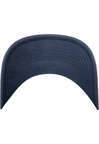 Gorra de béisbol azul marino con visera, hecha de un tejido texturizado, con forma curvada y costuras a lo largo de los bordes, sin logotipos visibles.