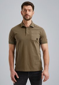 Olivengrøn polo t-shirt, kortærmet, krave, tre-knap lukning, venstre brystlomme med syning detalje, blødt bomuldsstof.
