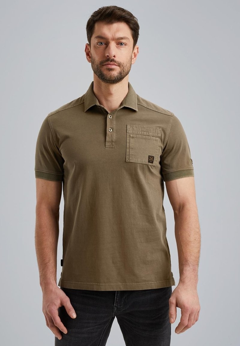 Olivengrøn polo t-shirt, kortærmet, krave, tre-knap lukning, venstre brystlomme med syning detalje, blødt bomuldsstof.