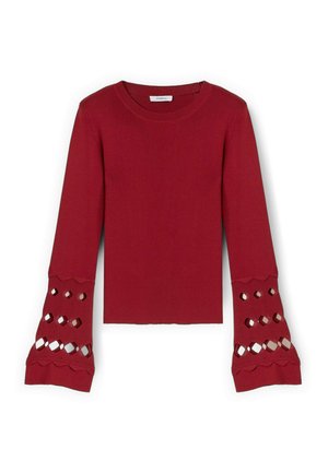 Haut à manches longues rouge foncé avec un col rond et de larges poignets, présentant des motifs découpés en forme de diamant et des bords festonnés.