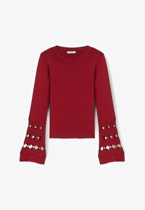 Top de manga larga de color rojo oscuro con cuello redondo y amplios puños que presentan patrones de cortes en forma de diamante y bordes con forma de ondas.