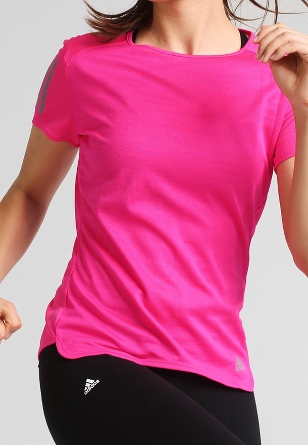 Fuchsia tränings t-shirt med korta ärmar, rundad halsringning och reflekterande detaljer på axlarna, kombinerad med svarta leggings med en logotyp.