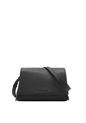 Schwarze Umhängetasche aus Leder mit verstellbarem Riemen und Klappverschluss, glatte, strukturierte Oberfläche, rechteckige Form.