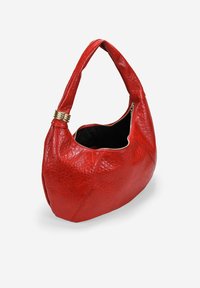 Bolso hobo de cuero rojo con una superficie texturizada y forma curva. Cuenta con un acento en tono dorado en el asa y una apertura superior con cremallera.