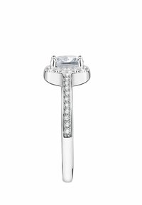 Anello solitaire con pietra centrale a taglio quadrato, montato su una fascia in argento lucido con piccole pietre inserite lungo l'asta, che mette in risalto un design minimalista.