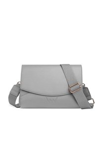 Šedá crossbody taška z faux kůže s klopovým uzávěrem, nastavitelným popruhem a embosovaným logem. Vyznačuje se hladkým povrchem a minimalistickým designem.