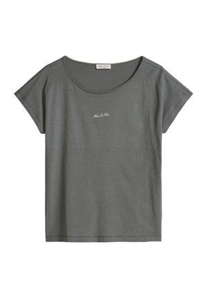 Ciemnoszary T-shirt z krótkim rękawem, okrągłym dekoltem i małym białym, pisanym tekstem „Marc O’Polo” na środku klatki piersiowej.