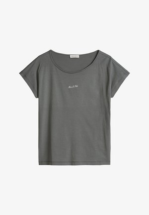 Ciemnoszary T-shirt z krótkim rękawem, okrągłym dekoltem i małym białym, pisanym tekstem „Marc O’Polo” na środku klatki piersiowej.