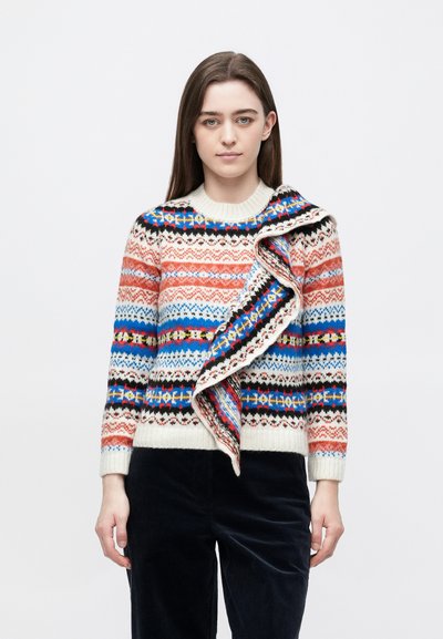 Pull tricoté présentant un motif géométrique coloré en orange, bleu et noir, avec un col drapé unique.