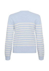 Maglione azzurro chiaro con righe orizzontali crema, scollatura rotonda e polsini e orlo a coste. Tessuto morbido, vestibilità casual.