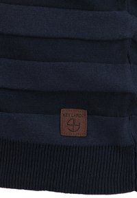 Maglione a righe blu scuro con orlo a costine e tessuto texturizzato. Pannello in pelle marrone con il logo "KEY LARGO".