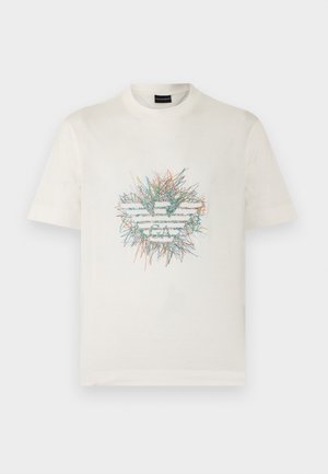 Weißes T-Shirt mit kurzen Ärmeln und einem bunten, abstrakten Kritzel-Design, das auf der Vorderseite in der Mitte ein stilisiertes Adler-Logo bildet.