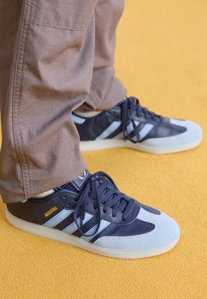 SAMBA UNISEX - Baskets basses - shadow navy/ambient sky/gold metallic