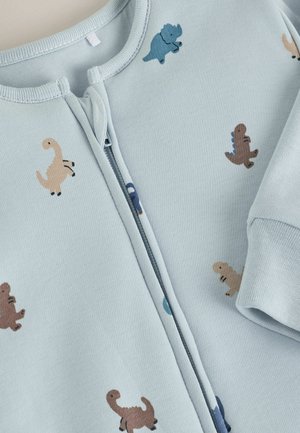 Combinezon zip-up de culoare albastru deschis, fabricat dintr-un material moale, având imprimeuri mici și colorate cu dinozauri. Guler rotund și manșete cu nervuri.
