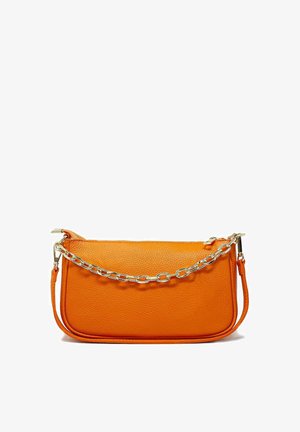 Bolso de mano de cuero naranja con un acabado texturizado, que cuenta con una correa de cadena plateada y una correa de hombro desmontable. Cierre con cremallera en la parte superior.