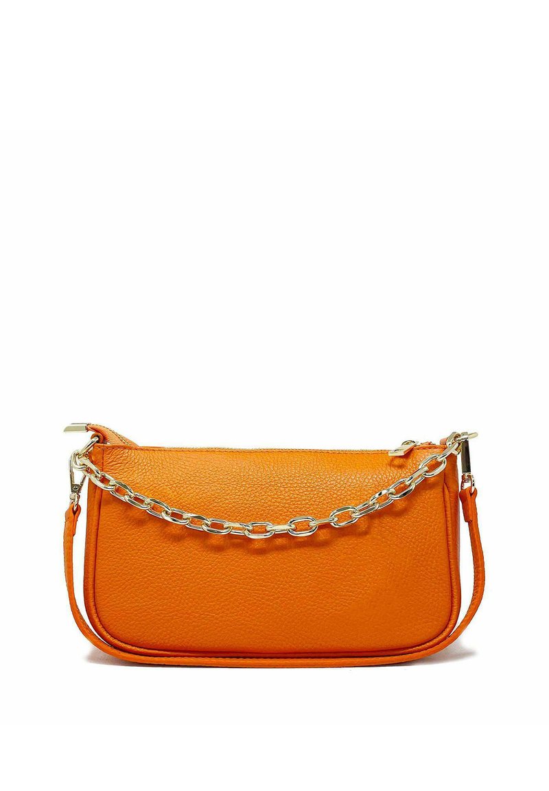 Pomarańczowa skórzana kopertówka o teksturowanym wykończeniu, z srebrnym łańcuszkiem oraz odczepianym paskiem na ramię. Zamek błyskawiczny u góry.