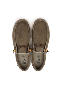 Scarpe in tessuto marrone con punta tonda, cuciture a contrasto, lacci in corda con perline di legno e suola flessibile.