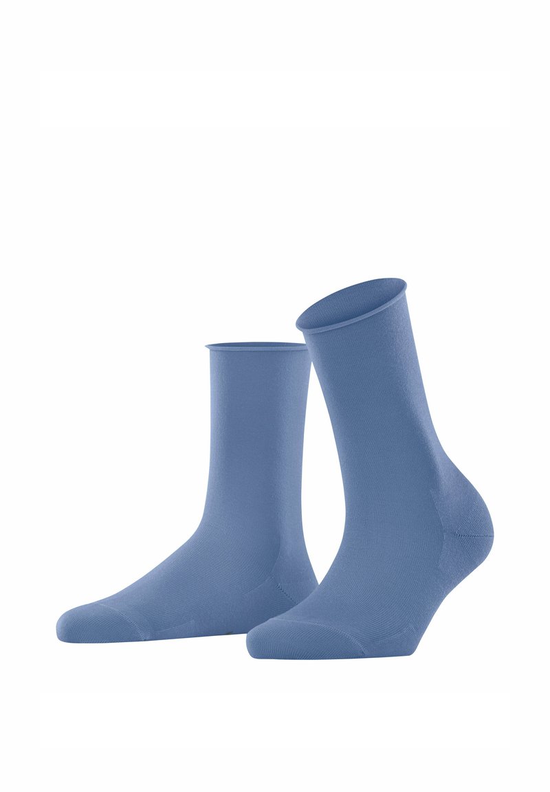 Jasnoniebieskie skarpetki sięgające kostki wykonane z mieszanki bawełny, o gładkiej teksturze, wzmocnionym pięcie i palcach oraz prążkowanym mankiecie, zapewniającym ciasne dopasowanie.