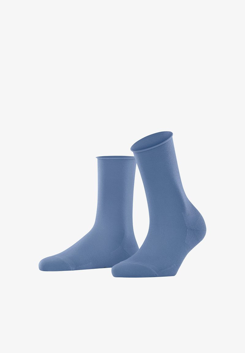 Jasnoniebieskie skarpetki sięgające kostki wykonane z mieszanki bawełny, o gładkiej teksturze, wzmocnionym pięcie i palcach oraz prążkowanym mankiecie, zapewniającym ciasne dopasowanie.