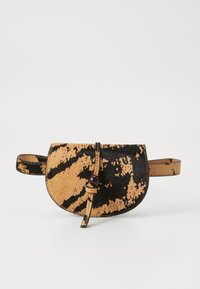 Piccola borsa in pelle marrone con macchie nere, dotata di un collo rotondo, chiusa da una perla e una cinghia. Design compatto per una facile portabilità.
