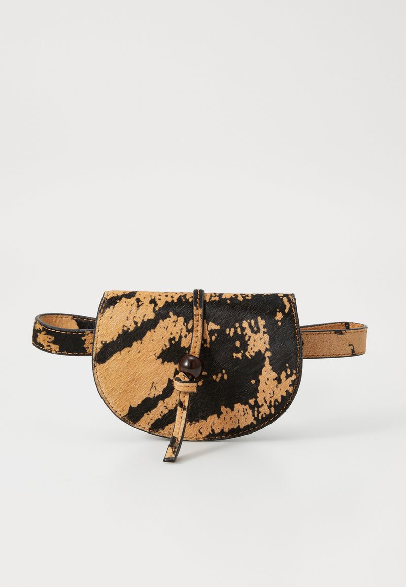 Maža, ruda ir juoda dėmėta odinė rankinė su apvaliu dangteliu, užsegama karoliuku ir dirželiu. Kompaktiškas dizainas, kad būtų lengva nešti.