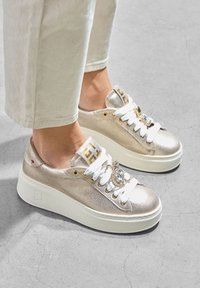 GIO+ PIA - Sneakers laag - goud