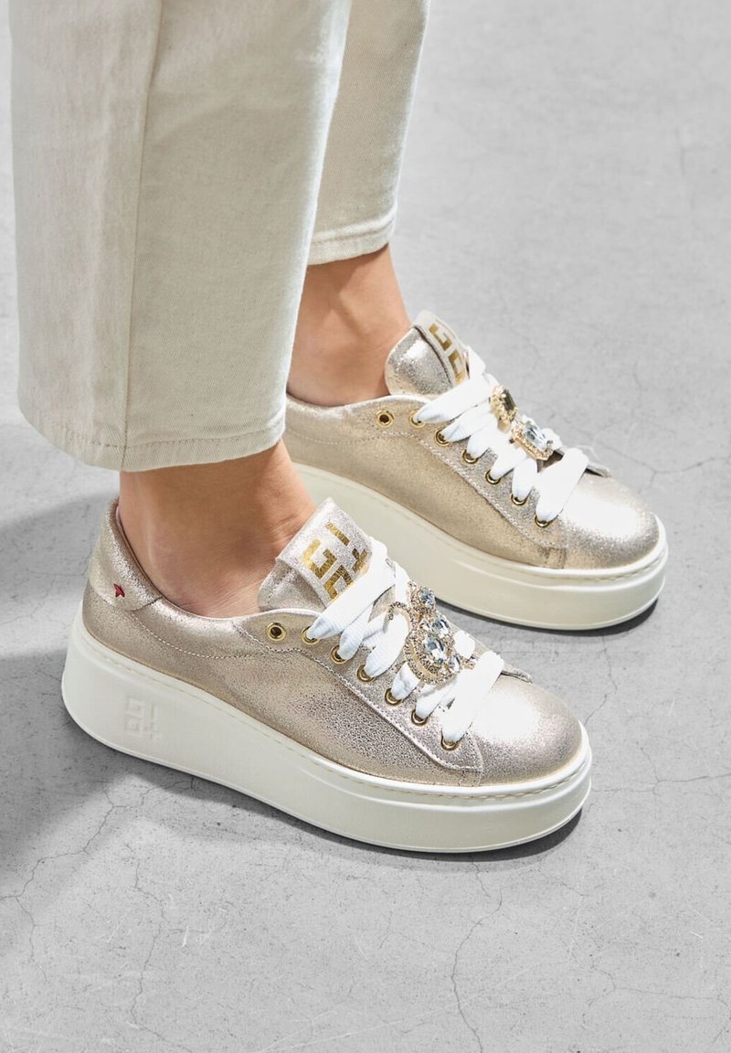 GIO+ PIA - Sneakers laag - goud