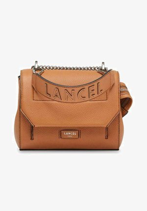 Sac à main en cuir brun texturé avec nom de marque embossé, anse en chaîne argentée, poche latérale zippée et forme rectangulaire épurée.