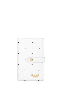 Bílá kožená peněženka s černými puntíky, zlatým patentem a embosovaným logem v dolním pravém rohu. Hladký povrch.