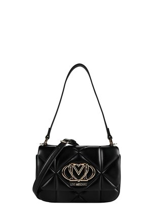 Sac d'épaule en cuir matelassé noir Love Moschino avec plaque logo dorée et bandoulière réglable sur fond blanc.