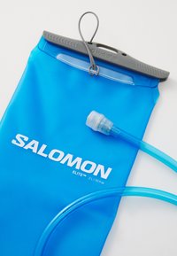 Blå vätskereservoir med grå topp, med "SALOMON ELITE 2L" märkning och en bifogad klar dricktub.
