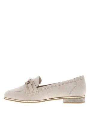Mocassin en suède beige avec un détail en nœud, talon plat et semelle ornée d'accents dorés. Texture lisse avec un bout pointu et des coutures subtiles.