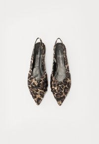 Chaussures slingback à imprimé léopard avec un bout pointu. Fabriquées en tissu doux, elles présentent un design noué à l'avant et un petit talon.