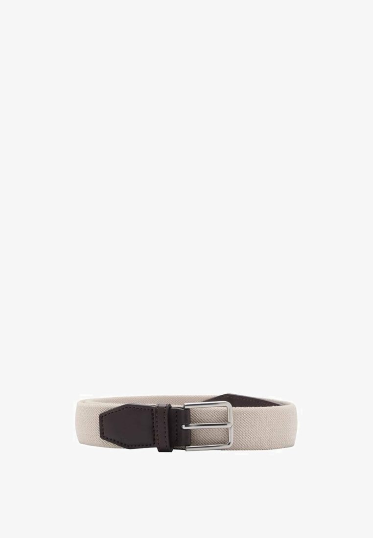 Beige stofbælte med en glat tekstur, prydet med brune læderdetaljer og en sølv metalspænde. Slankt og fladt design.