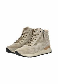 Baskets montantes en daim beige avec fermeture à lacets, zips sur les côtés, accents beiges, et semelles en caoutchouc noir. Finition texturée sur le matériau supérieur.