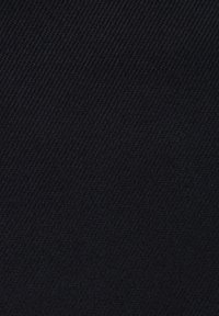 Czarna tkanina o gładkiej, teksturowanej powierzchni z delikatnym ukośnym wzorem. R ównomierny kolor, bez widocznych niedoskonałości czy ozdób.