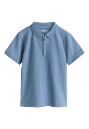 Cămașă polo de culoare albastră deschisă, cu un fermoar la guler, mâneci scurte și țesătură texturată. Prezintă un guler clasic și detalii subtile ribbate.