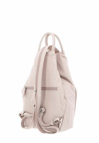 Sac à dos en cuir rose pâle avec deux poignées supérieures, une sangle réglable, une poche zippée à l'avant et un design élégant et minimaliste.