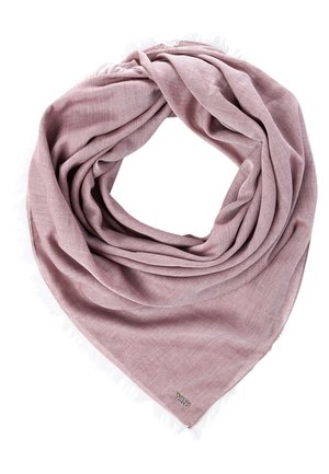 Jasnofioletowy trójkątny szal z delikatnymi fałdami i małą metką z logo w jednym rogu, prezentowany na białym tle.