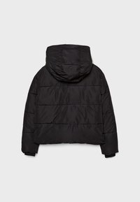 Veste matelassée noire avec piqûres horizontales et capuche fixée, vue de dos sur un fond uni.