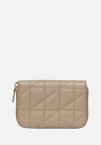 Beige leren portemonnee met een diamantgestikt patroon, afgeronde hoeken en een ritssluiting. Gelaagde textuur en slank ontwerp.