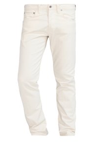 Jeans de mezclilla blanca con un corte ajustado, diseño de cinco bolsillos y acentos de botones metálicos. Textura suave, sin patrones visibles.