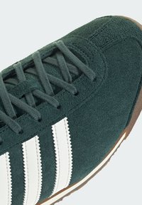 adidas Originals ITALIA 70S UNISEX - Sapatilhas - aurora ivy/off white/gum