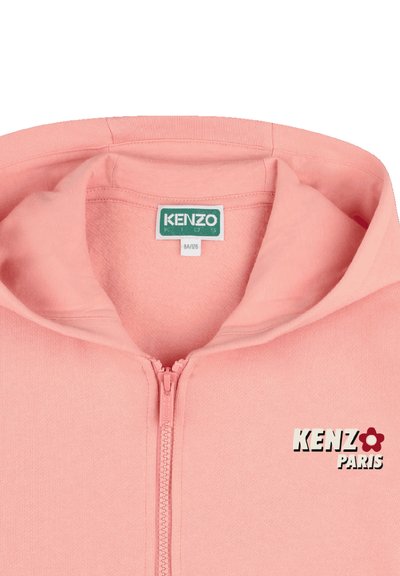 Veste à capuche zippée rose avec une texture douce. Présente un logo KENZO sur la poitrine gauche, avec un accent floral. Fabriquée en tissu coton.