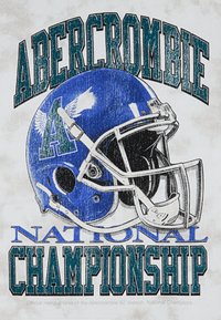 Zils futbola ķivere ar zaļu "A" logo, teksts skan "ABERCROMBIE NACIONĀLĀ ČEMPIONĀTA". Dizains ietver nolietotus tekstūras un kontūras.