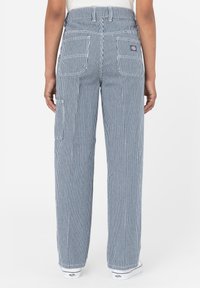 Modré a bílé pruhované kalhoty s širokými nohavicemi, vysokým pasem a několika kapsami, vyrobené z texturované bavlny.