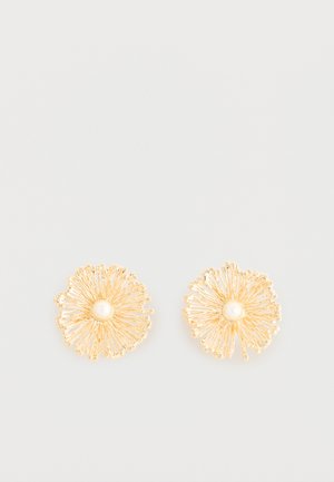 Gouden oorbellen in bloemvorm met een ingewikkeld bloemblaadjesontwerp en een centrale parel op elk, weergegeven op een witte achtergrond.