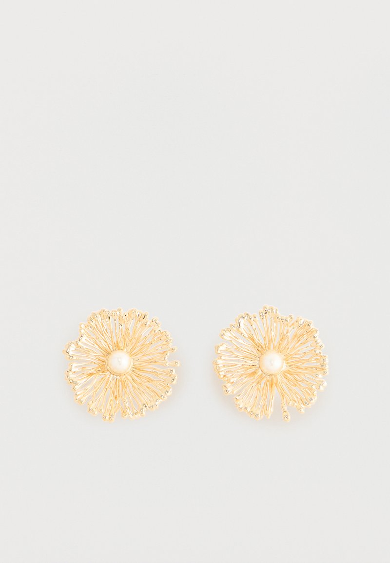 Χρυσά σκουλαρίκια σε σχήμα λουλουδιού με περίτεχνο σχεδιασμό πετάλων και κεντρική πέρλα σε κάθε ένα, απεικονισμένα σε λευκό φόντο.