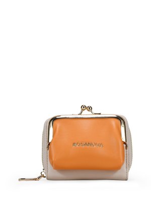 Cartera compacta en cuero beige y naranja con herrajes en tono dorado, que presenta un cierre de broche y un compartimento con cremallera.
