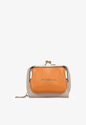 Cartera compacta en cuero beige y naranja con herrajes en tono dorado, que presenta un cierre de broche y un compartimento con cremallera.